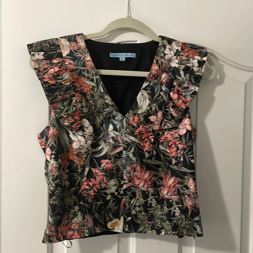 Antonio Melani floral top size 8. Super cute! Great condition!